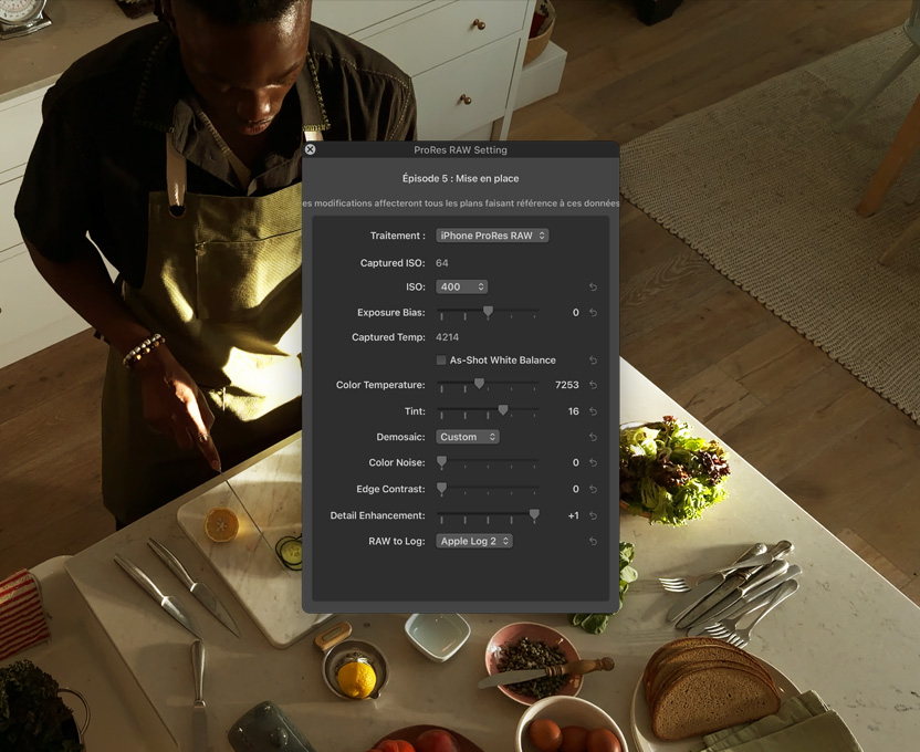 Vue avant de l’écran d’iPhone 17 Pro montant les flux de travail pros pour une vidéo, un homme coupe des légumes sur un comptoir de cuisine.