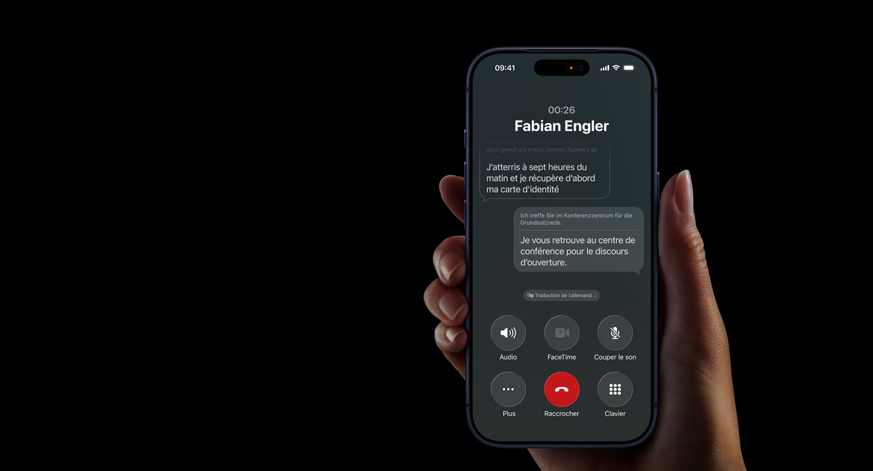 Une main tient un iPhone 17 Pro affichant la traduction en direct avec Apple Intelligence lors d’un appel téléphonique en mains libres.