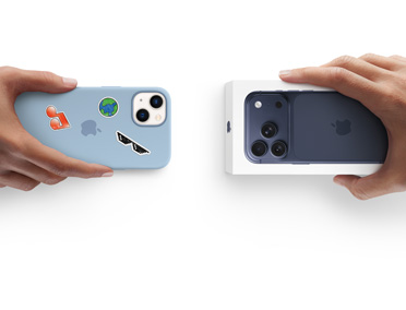 Côte à côte, main tenant un iPhone 13 avec un étui en silicone dont la face arrière est ornée d’autocollants, une main tenant une nouvelle boîte d’iPhone 17 effectue l’échange