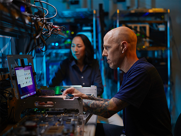 Zwei Apple Hardware Teammitglieder arbeiten in einem Labor. 