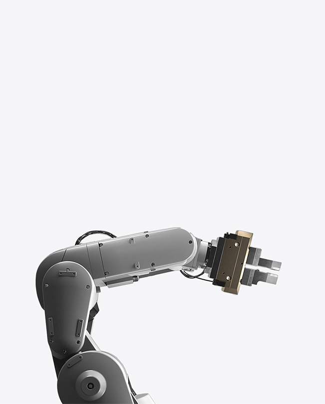 Teilansicht eines Roboterarms vor einem weissen Hintergrund.