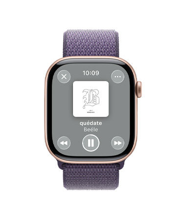 Apple Watch Series 11, color oro rosa, caja de aluminio, controles de Apple Music, playlist de entrenamiento, parte lateral derecha, Digital Crown, correa, loop deportiva morado niebla