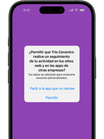 Un iPhone muestra la notificación de seguimiento de una app.