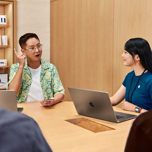 Bovenaanzicht van een bedrijfstraining in een Apple Store.