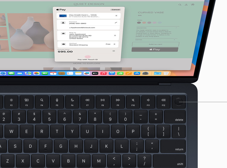 En användare som godkänner en betalning för ett online-köp med Touch iD på MacBook Air
