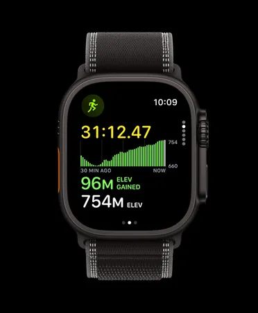 Apple Watch Ultra 3，採用黑色鈦金屬錶殼，配以黑色配木炭色越野手環；螢幕顯示體能訓練的時間和爬升高度