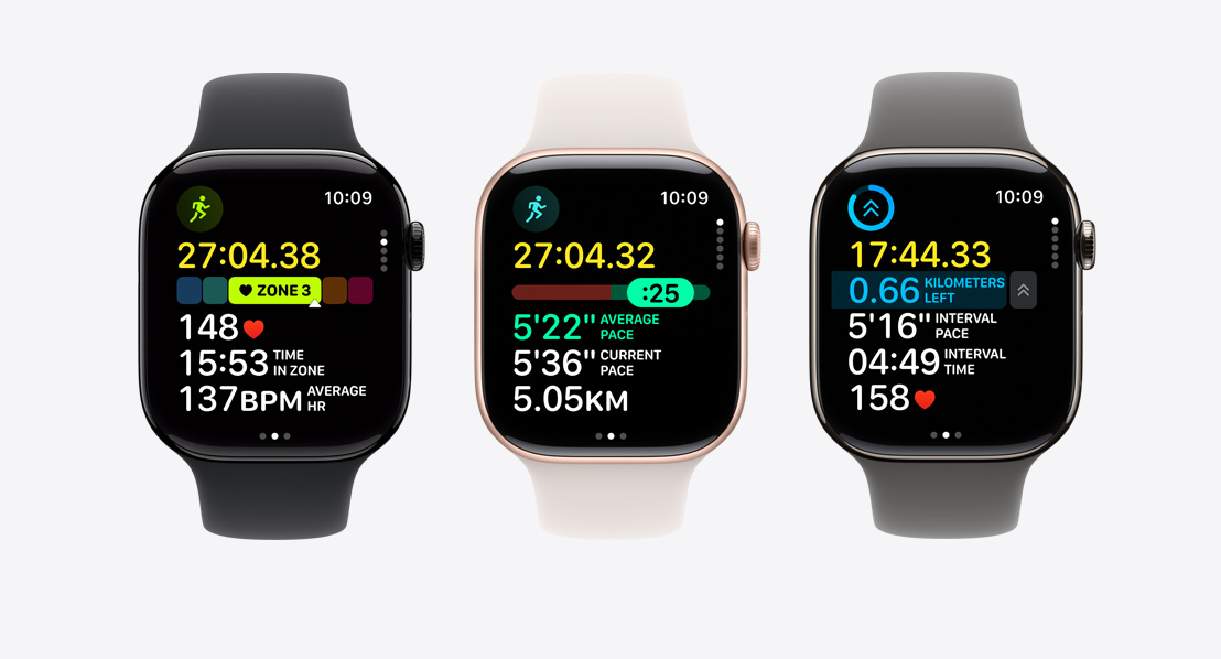 三款 Apple Watch Series 11，分別配備亮黑色鋁金屬錶殼、玫瑰金色鋁金屬錶殼和原色鈦金屬錶殼，並配搭黑色運動錶帶、淡胭脂色運動錶帶和灰石色運動錶帶；螢幕分別顯示健身功能畫面：心率區間、配速，以及有數組間歇訓練的自訂體能訓練