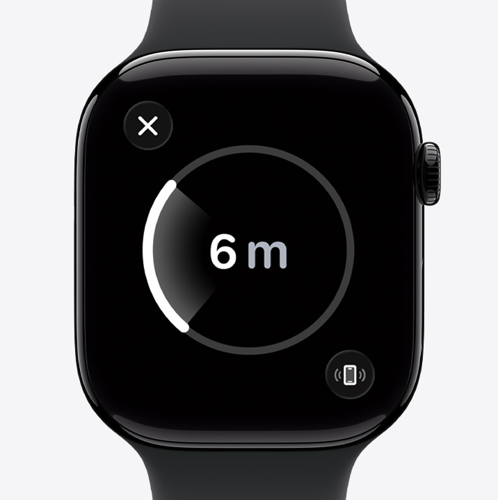 Apple Watch Series 11，拋光亮黑色鋁金屬錶殼，配搭黑色運動錶帶，螢幕顯示精準尋找功能畫面，以及遺失電話的預計距離