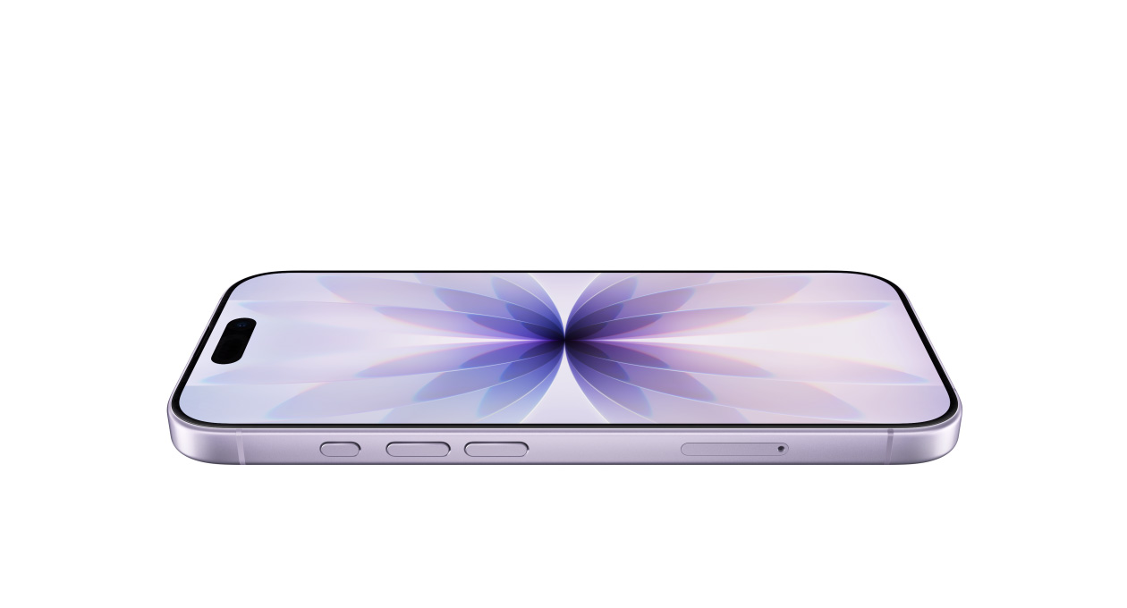 A Ceramic Shield finoman ráereszkedik egy iPhone 17 előlapjára