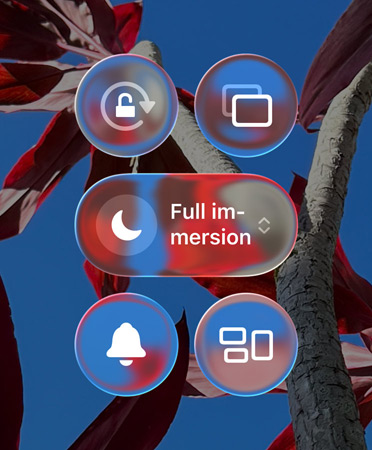 Schermata Home colorata di un iPhone con app e widget in Liquid Glass trasparente