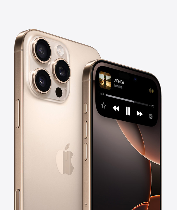 Due iPhone 16 Pro titanio sabbia, uno mostrato da dietro e uno di fronte. Il primo mostra i tre obiettivi della fotocamera, il secondo mostra le funzioni della Dynamic Island nella parte superiore del display
