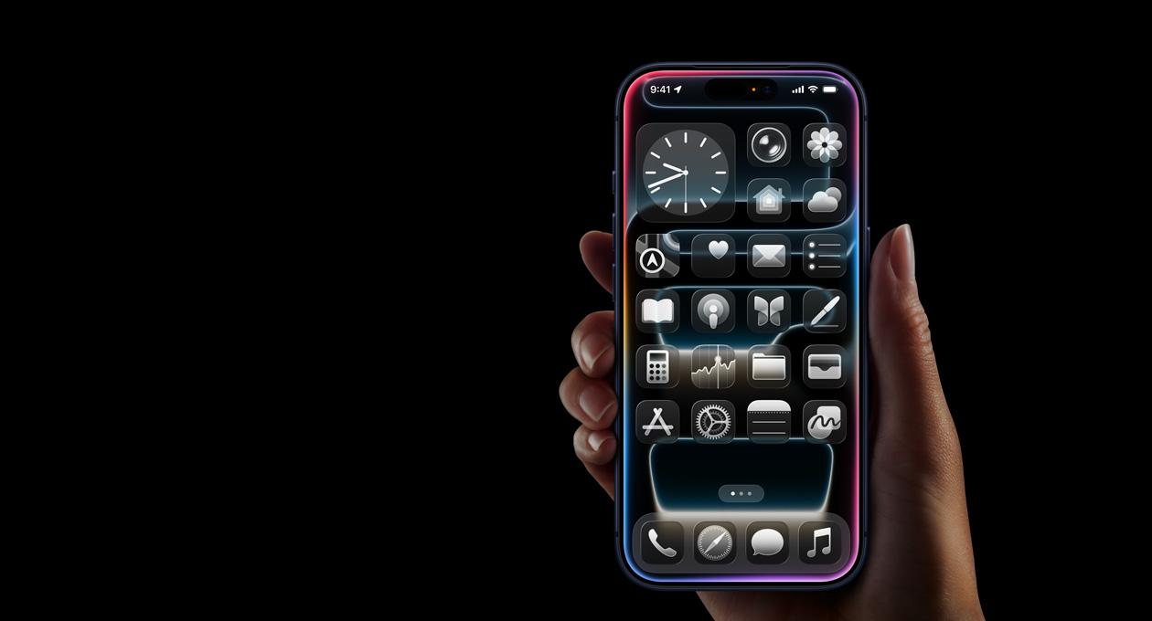 手に持ったiPhone 17 Pro。ホーム画面が表示されている