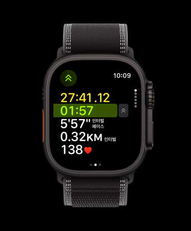 달리기 운동의 다음 인터벌 시작 장면이 보이는 블랙 색상 티타늄 케이스의 Apple Watch Ultra 3