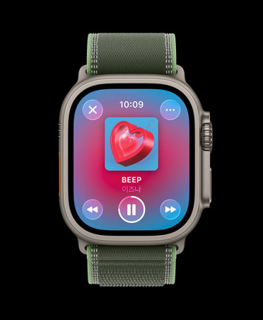 Apple Music 운동 플레이리스트 추천이 보이는 내추럴 색상 티타늄 케이스의 Apple Watch Ultra 3, 그리고 블루/브라이트 블루 트레일 루프