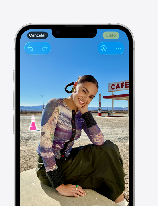 Pantalla de un iPhone, foto de una persona sonriente en la playa, se ve cómo se puede eliminar un cono del fondo con la herramienta Borrador