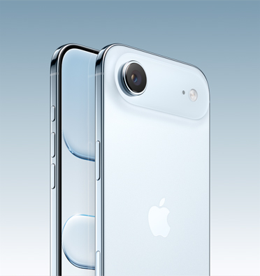 iPhone Air en acabado azul cielo, con parte de la pantalla visible y vista lateral que permite ver el Botón de Acción, el botón de volumen y el botón lateral. Parte posterior con el sistema avanzado de cámara en la esquina superior izquierda.