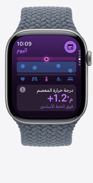 Apple Watch Series 11، إطار تيتانيوم، لون رمادي بني، تطبيق العلامات الحيوية، مخطط نتيجة الصحة، درجة حرارة المعصم فوق الإشعار الأساسي، الجانب الأيمن، التاج الرقمي، حزام Loop‏ أحادي بلون أزرق حديدي