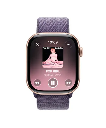 Apple Watch Series 11，展示玫瑰金色鋁金屬錶殼，搭配霧紫色運動型錶環，螢幕顯示 Apple Music 控制項目、體能訓練歌單，機身右側展示數位錶冠