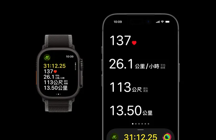 黑色鈦金屬錶殼搭配黑色配木炭色越野錶環的 Apple Watch Ultra 3 與 iPhone，兩部裝置上皆顯示進行中的體能訓練測量指標