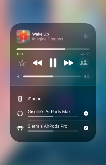 „AirPlay“ ekranas telefone „iPhone“, iliustruojantis, kaip lengva bendrinti siunčiamą garsą tarp dviejų komplektų „AirPods“.