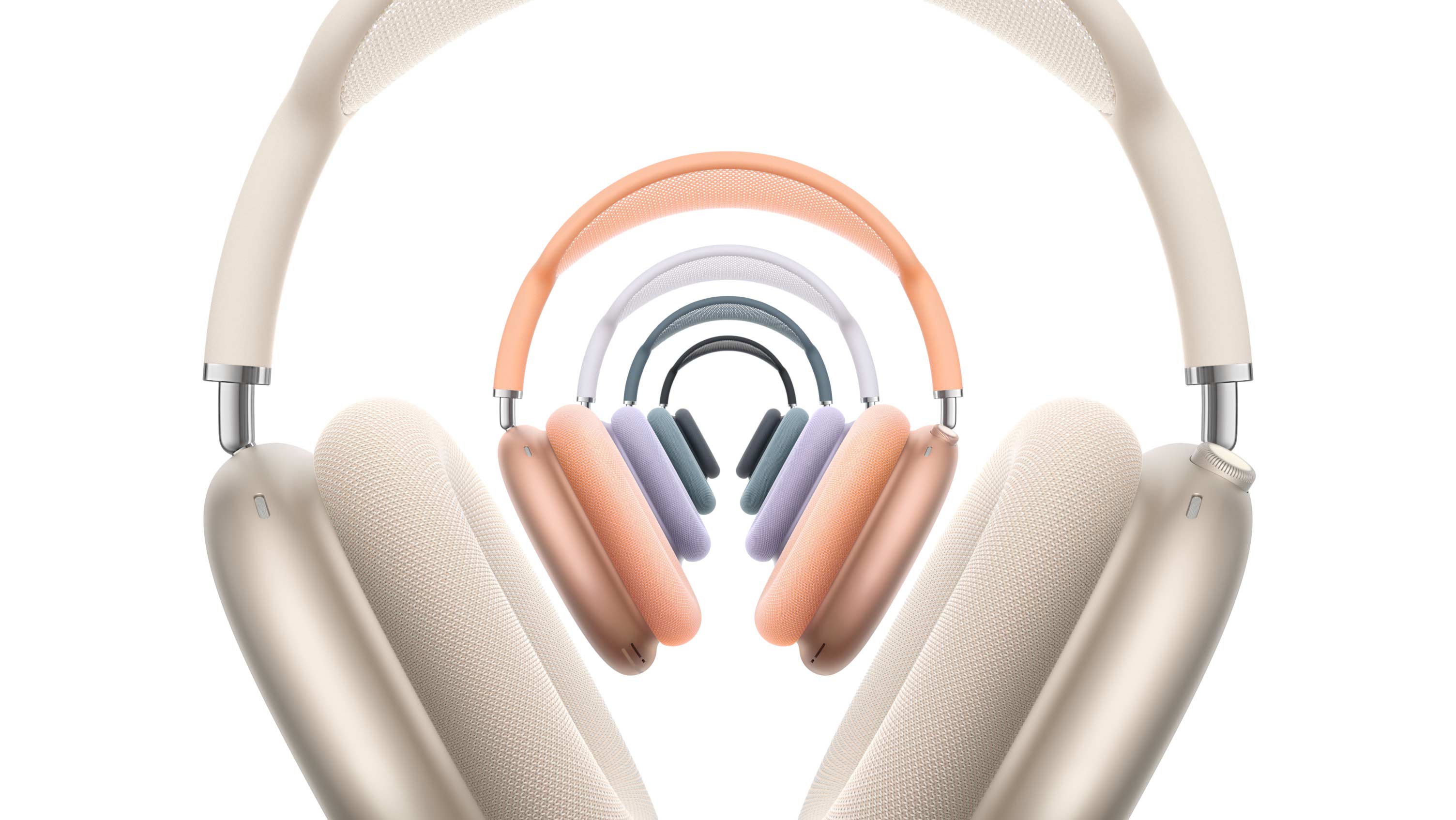 Különböző színű – éjfekete, csillagfény, kék, lila és narancs – AirPods Maxok.