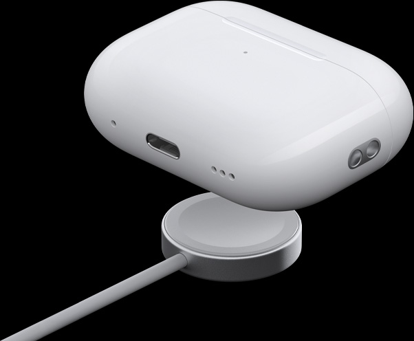 Trojštvrtinový uhol nabíjacieho puzdra MagSafe so zvýraznením reproduktora, pútka na zavesenie a port USB-C. Puzdro nad nabíjacím pukom Apple Watch.