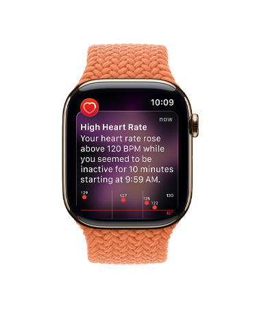 Apple Watch Series 11, kast van goudkleurig titanium, melding voor hoge hartslag, gevlochten solobandje, kleur kurkuma