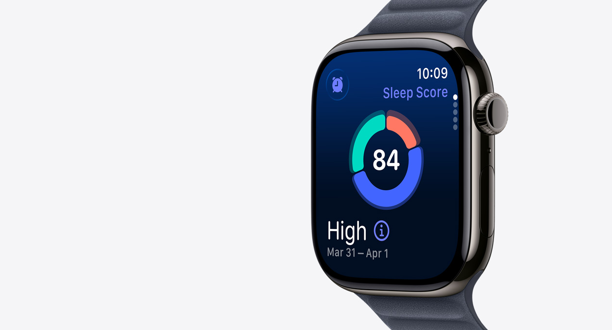 Apple Watch Series 11, kleur leisteen, kast van titanium, cirkeldiagram van slaapscore op display, rechterkant, Digital Crown, bandje, marineblauw Magnetic Link-bandje