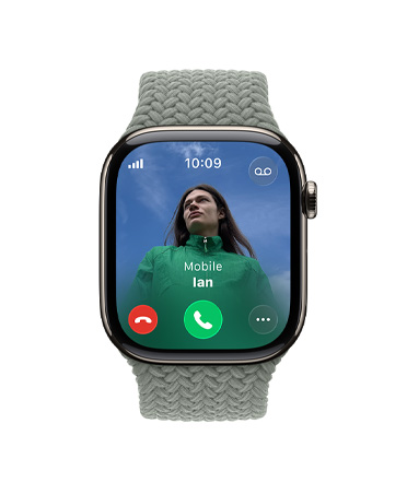 Apple Watch Series 11, kleur naturel, kast van titanium, binnenkomend gesprek, contactfoto, knoppen om telefoontjes aan te nemen of te weigeren, rechterkant, Digital Crown, bandje, groengrijs gevlochten solobandje
