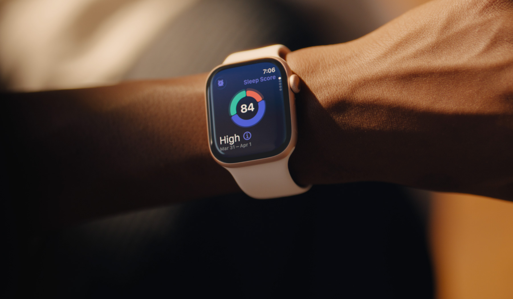 Iemand krijgt een melding over een mogelijk hoge bloeddruk op een Apple Watch Series 11