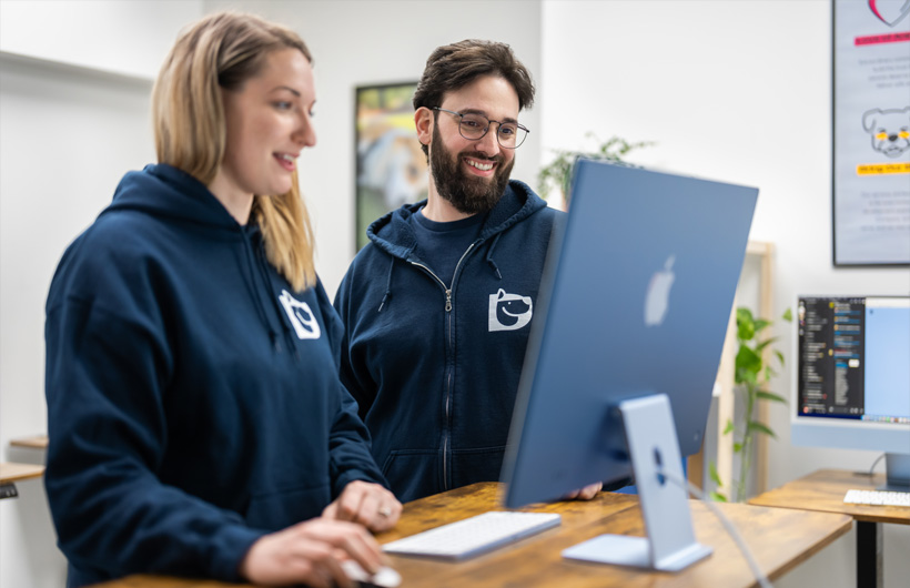 在 iMac 寬廣的顯示器上，營運經理能迅速瀏覽當天各事項細節。
