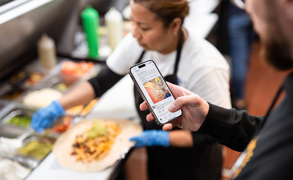 iPhone 上的 Slack 有助 Señor Sisig 在各處的工作人員隨時保持緊密溝通