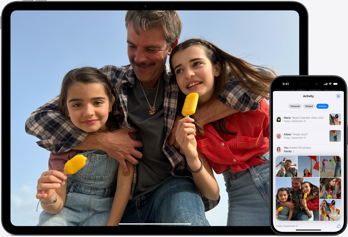 Écrans d’iPhone et d’iPad affichant des images d’un père avec ses deux filles à la plage, sauvegardées dans Photos iCloud