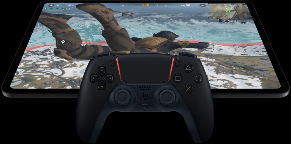 iPad Pro ที่วางในแนวนอน บนหน้าจอแสดงวิดีโอเกม มีอุปกรณ์ควบคุมเกม PlayStation วางอยู่ด้านหน้าของ iPad