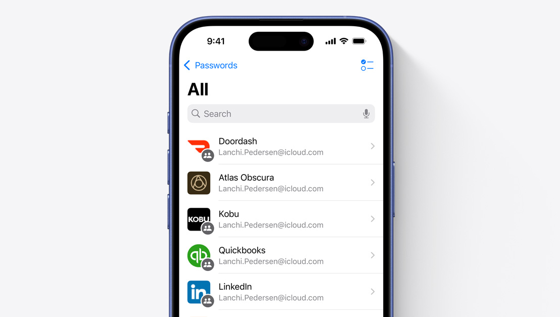 Οθόνη που εμφανίζει μια λίστα από apps του iPhone μέσα στο app Συνθηματικά.