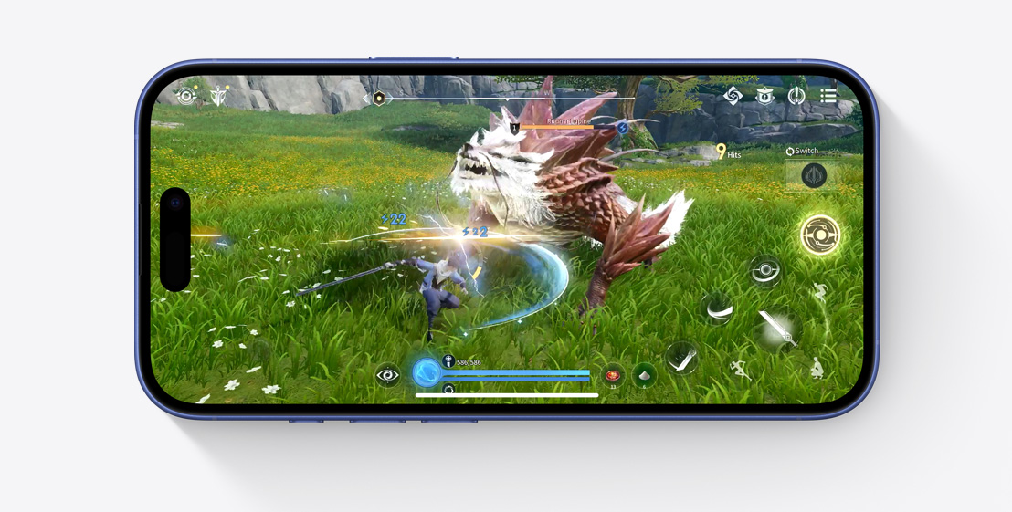 iPhone 16 dalam orientasi horizontal memperlihatkan adegan dari video game Honor of Kings: World.