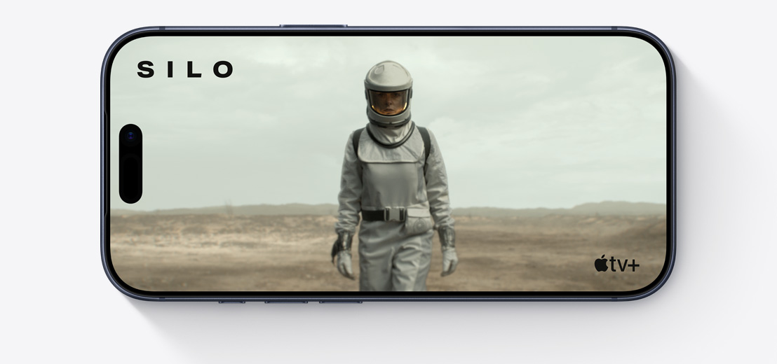 Parte frontal de un iPhone, en horizontal, en pantalla se ve un clip de Apple TV+ de The Morning Show