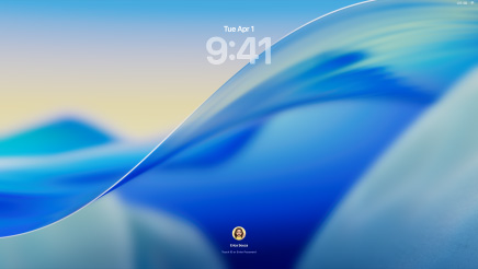 三款 Mac 型號機身面向前，左側是銀色 16 吋 MacBook Pro，螢幕上的電話 app 顯示最近使用的聯絡人；中間是藍色的 24 吋 iMac，螢幕展示 macOS Tahoe 背景圖片；右側是午夜色的 13 吋 MacBook Air，螢幕顯示桌面上的 Spotlight 搜尋，以及採用 Liquid Glass 設計的 Dock 和各種小工具，如日曆、時鐘和天氣
