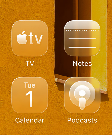 一系列 Liquid Glass app 圖像，包括 Apple TV、備忘錄、日曆和 Podcast，色調與背景圖片互相配襯