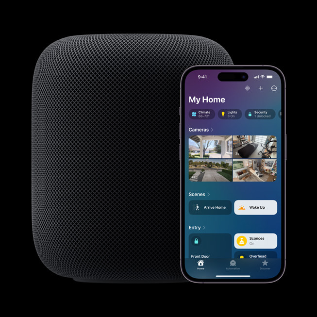 HomePod (2. generation) i farven midnat vises ved siden af iPhone, hvor Hjem-appen er åben.