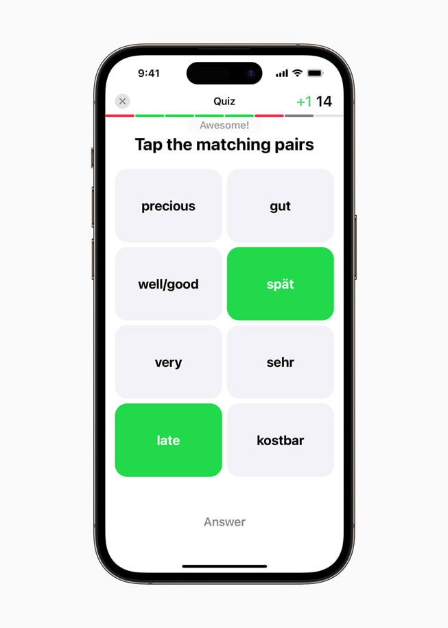 En prøve i tysk i LENGO-appen på iPhone 14 Pro, der brukeren blir bedt om å trykke på matchende ord.