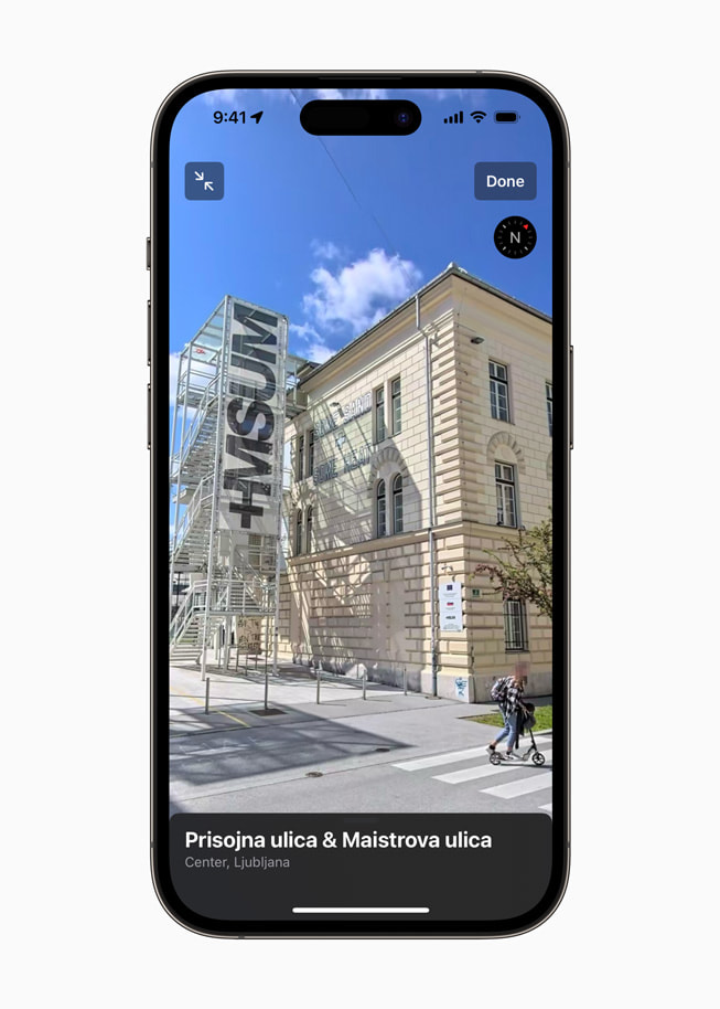 Używanie funkcji Rozejrzyj się w nowych Mapach na iPhonie 14 Pro do eksploracji Muzeum Sztuki Współczesnej Metelkova.