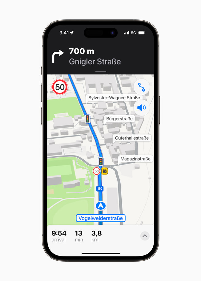 Udoskonalone wskazówki nawigacyjne w odświeżonej aplikacji Mapy na iPhonie 14 Pro.