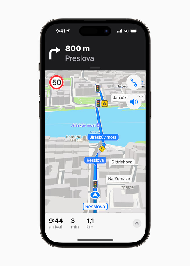 Udoskonalone wskazówki nawigacyjne w odświeżonej aplikacji Mapy na iPhonie 14 Pro.