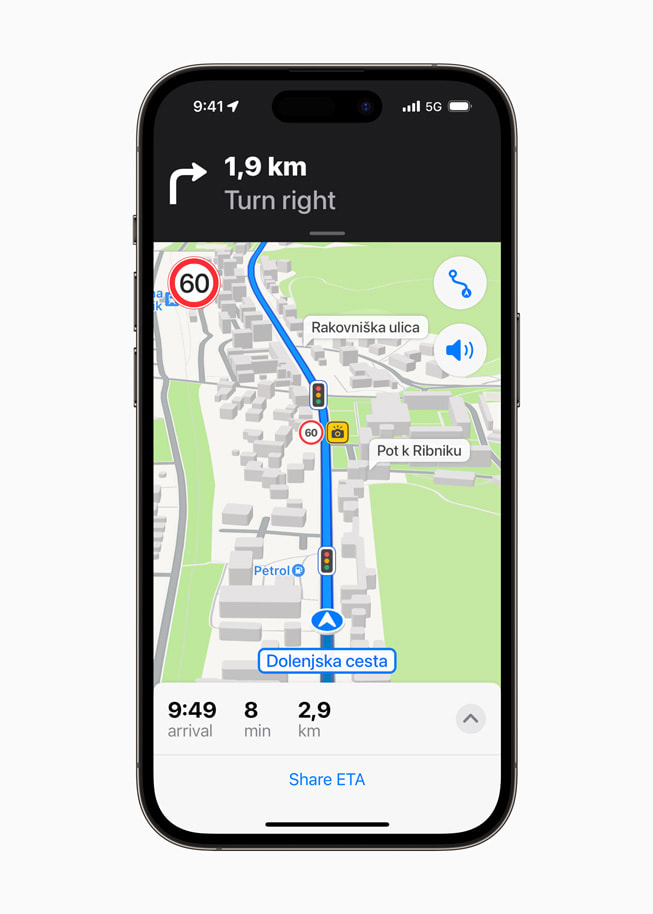 Udoskonalone wskazówki nawigacyjne w odświeżonej aplikacji Mapy na iPhonie 14 Pro.