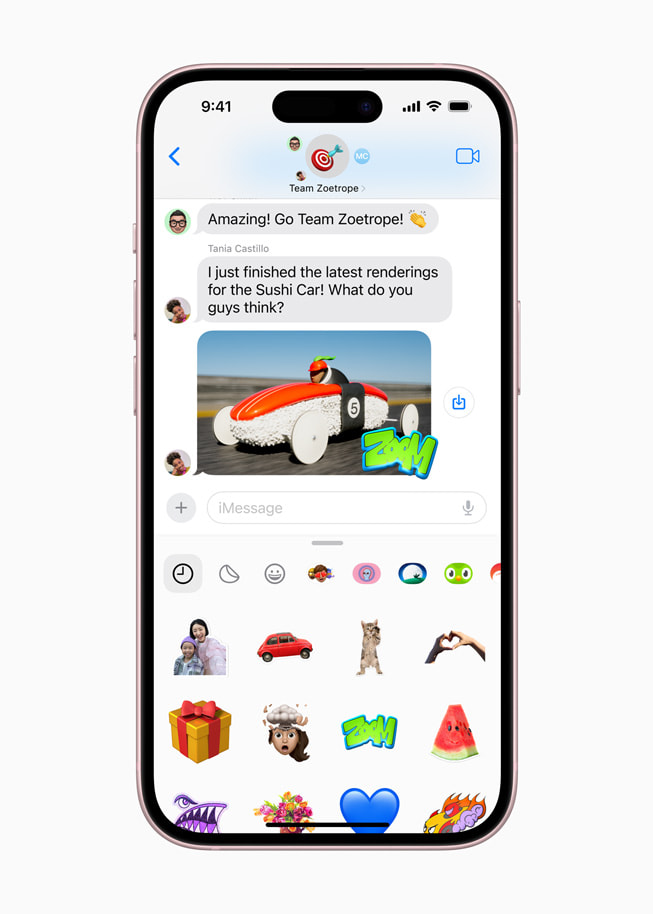 iPhone 15’te emoji çıkartmaları ve Canlı Çıkartmalar menüsü ile bir mesajlaşma gösteriliyor.