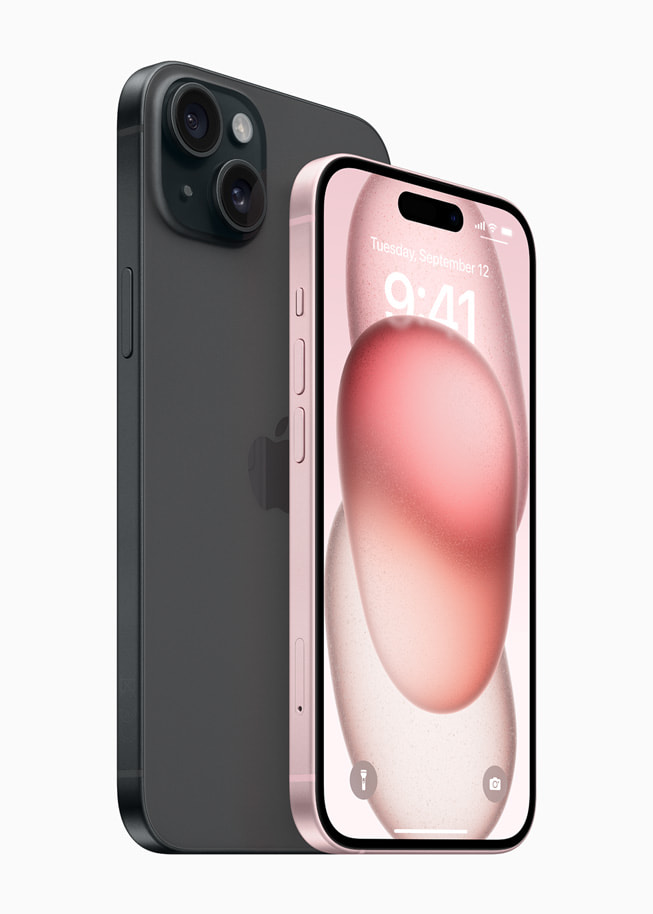Siyah iPhone 15 Plus’ın arkadan görünümü ve yanında pembe iPhone 15’in önden görünümü.