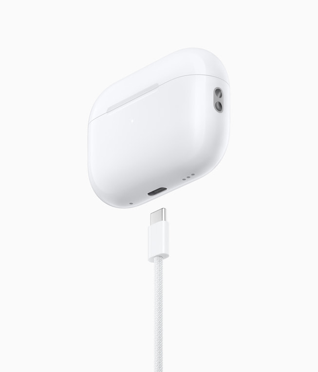 Güncellenen AirPods Pro (2. nesil), şarj kutusu ve USB-C şarj kablosuyla birlikte gösteriliyor.
