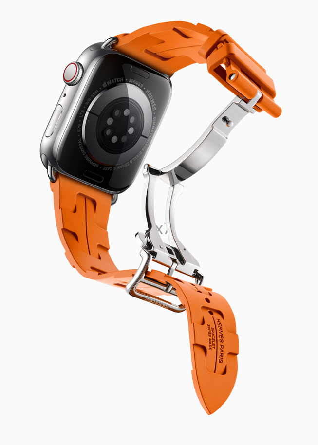 Apple Watch Hermès, su geçirmez olacak şekilde kalıplanmış kauçuk Kilim kayışla birlikte gösteriliyor.