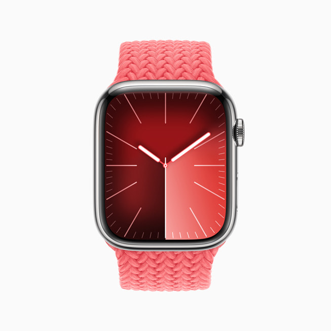 Örgü Solo Loop takılı Apple Watch Series 9’da yeni Solar Analog saat kadranı gösteriliyor.